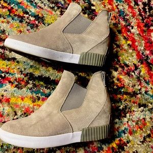 Grey Sorel wedge booties. GUC. Size 8.